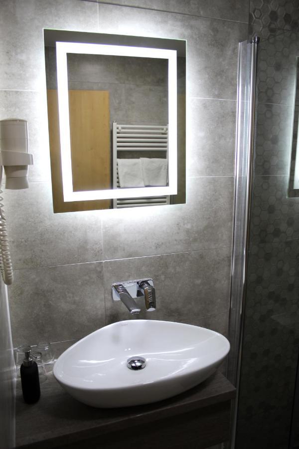 Corner Hotel Angyalfoeld بودابست المظهر الخارجي الصورة